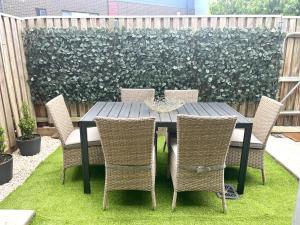 Stylish Townhouse with Private Courtyard