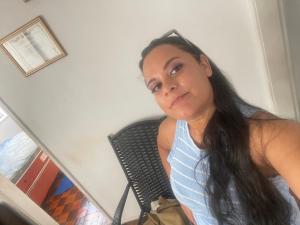 Quarto com sacada possui cama de casal, ventilador e guarda-roupa