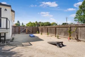 Hot Tub Fire Pit Pet Friendly Walk to Bell St