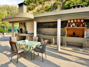 Elegant Villa with Pool & Garden in Eleousis