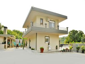 Elegant Villa with Pool & Garden in Eleousis