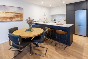 The King Suite on St Asaph with Parking