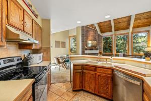 Steps to Slopes, Hot Tubs, Pool & Pickleball