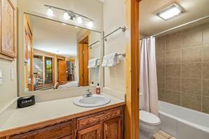 Steps to Slopes, Hot Tubs, Pool & Pickleball