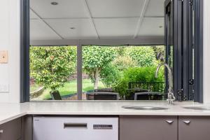 Bimbimbi 69 Massinger Street