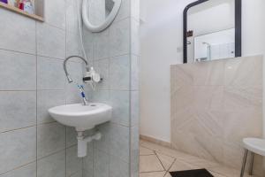 Family-friendly apartments with swimming pool Brela, Makarska - 22910