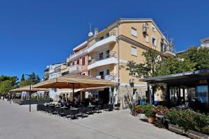 Apartments by the sea Selce, Crikvenica - 23909 