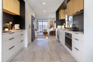 Executive Accommodation 3 Bed, 3 bath plus Garage