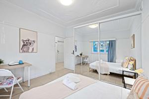 Boutique Double Room - Centrally Located at Granville - Shared Bathroom