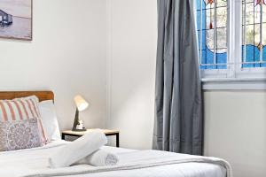 Boutique Double Room - Centrally Located at Granville - Shared Bathroom