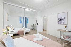 Boutique Double Room - Centrally Located at Granville - Shared Bathroom