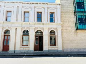 42 Lilys Central heritage Westend