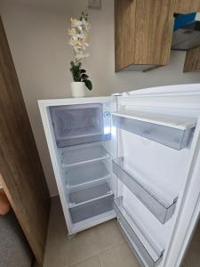 5 Guests - Coworking - Akron Stadium