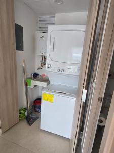 5 Guests - Coworking - Akron Stadium