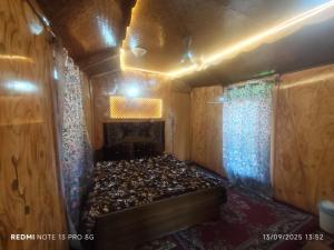 Young Lake Palace Group Of Houseboats