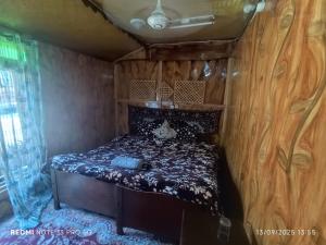 Young Lake Palace Group Of Houseboats