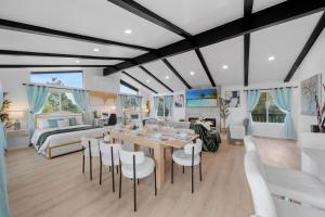 Entire Private Home with Grand View, King Bed, Spacious, Parking, 2 Bedrooms 1 Bathroom, Available Now
