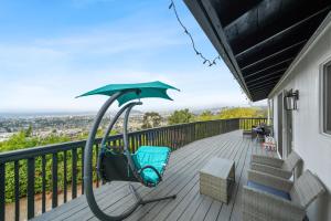 Entire Private Home with Grand View, King Bed, Spacious, Parking, 2 Bedrooms 1 Bathroom, Available Now