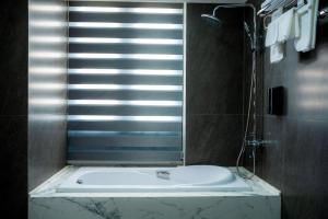 Lumi Sky Hotel - by BAY LUXURY