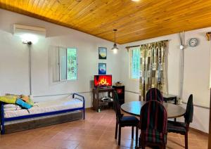 Natures Peace: Cozy Cabin for 4 Near River