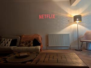 Newly Refurbished 3 Bed House with 2-Sided Wood Burner and Garden in Edinburgh