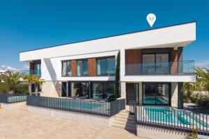 Mukalba Palm Villas with Private Pool and Sea View