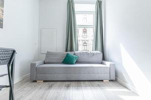 Lovely 2BR &1 LR Prime Location In Vienna