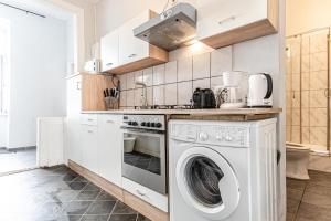 Lovely 2BR &1 LR Prime Location In Vienna