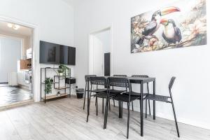 Lovely 2BR &1 LR Prime Location In Vienna