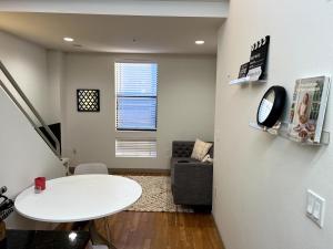 Cozy loft in heart of Santa Monica FREE Parking