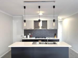 Ideal Family Home Near Parks & Donny with Garage