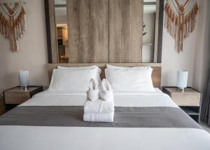 Babylon Sky Garden 206 - 1 BR condo - 2 pools - seaview