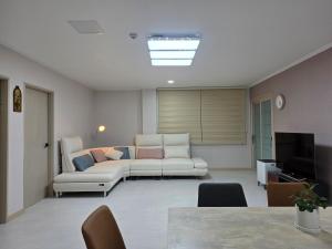 Stay33 Pet friendly house near Hwangridangil