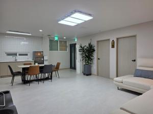 Stay33 Pet friendly house near Hwangridangil
