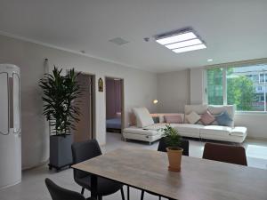 Stay33 Pet friendly house near Hwangridangil