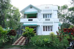 Beautiful Five Bedroom Villa Near Munnar