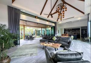 Luxury Pool Villa Near Laguna - Gym, Jacuzzi & Cinema