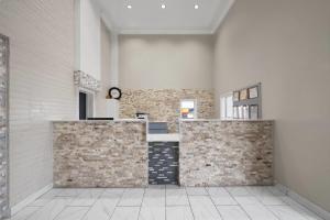 Super 8 by Wyndham Covington