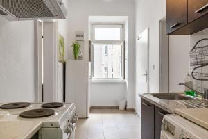 Amazing 1BR & 1LR Apartment Prime Location for Long Stay