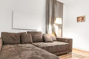 Amazing 1BR & 1LR Apartment Prime Location for Long Stay