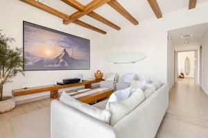 The Surfer's Yas 2BR plus Study Apartment, Full canal & pool view, Theme Parks Yas