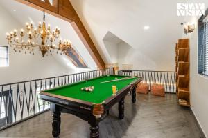 StayVista at The Harbhson House with Pool, Jacuzzi, Sauna room, Woodfire Pizza, Projector