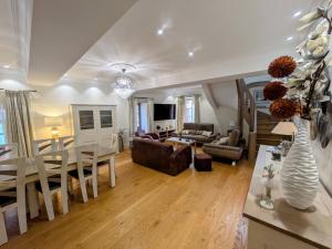 Gîte des Siècles - Maison du XIVe siècle avec Ascenseur et Cinéma