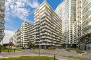 Comfortable Two-bedroom Apartment with Parking, Excellent Location in the City Centre by Noclegi Renters