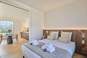 Penthouse with view of the Eiffel Tower-Faubourg