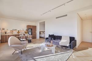Penthouse with view of the Eiffel Tower-Faubourg