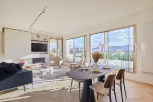 Penthouse with view of the Eiffel Tower-Faubourg