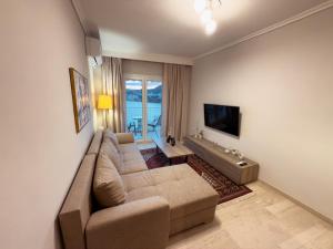 Delmare Lake view house