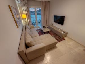 Delmare Lake view house