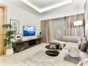 Savis Homes - Stylish 1BR in Business Bay with Burj Khalifa View in Damac Paramount Tower